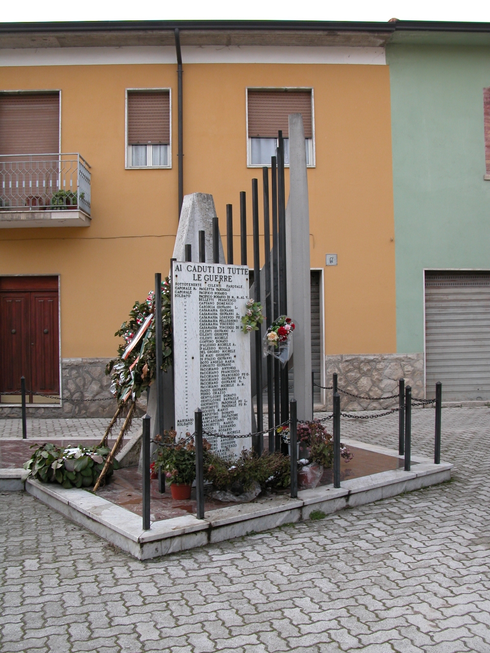 monumento ai caduti - a lapide - bottega Italia centro-meridionale (terzo quarto sec. XX)