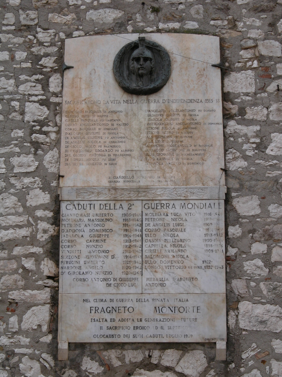 allegoria della Vittoria come donna armata (lapide commemorativa ai caduti) - bottega Italia centro-meridionale (sec. XX)