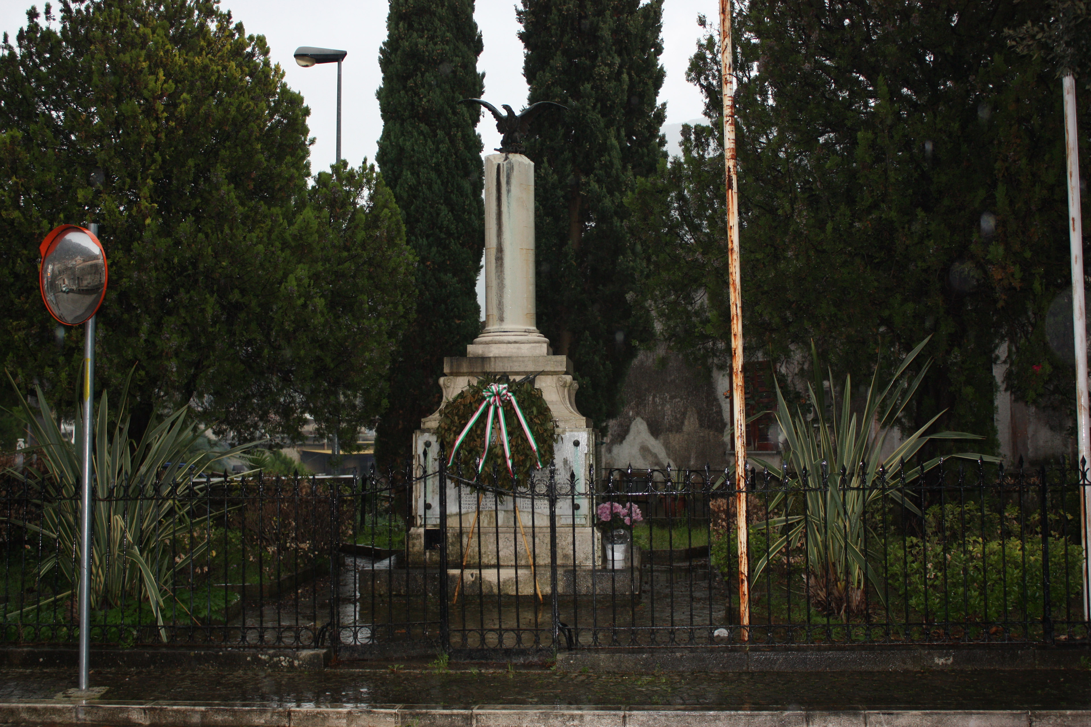 allegoria della Vittoria come aquila (monumento ai caduti - a colonna spezzata) - bottega Italia centro-meridionale (secondo quarto sec. XX)