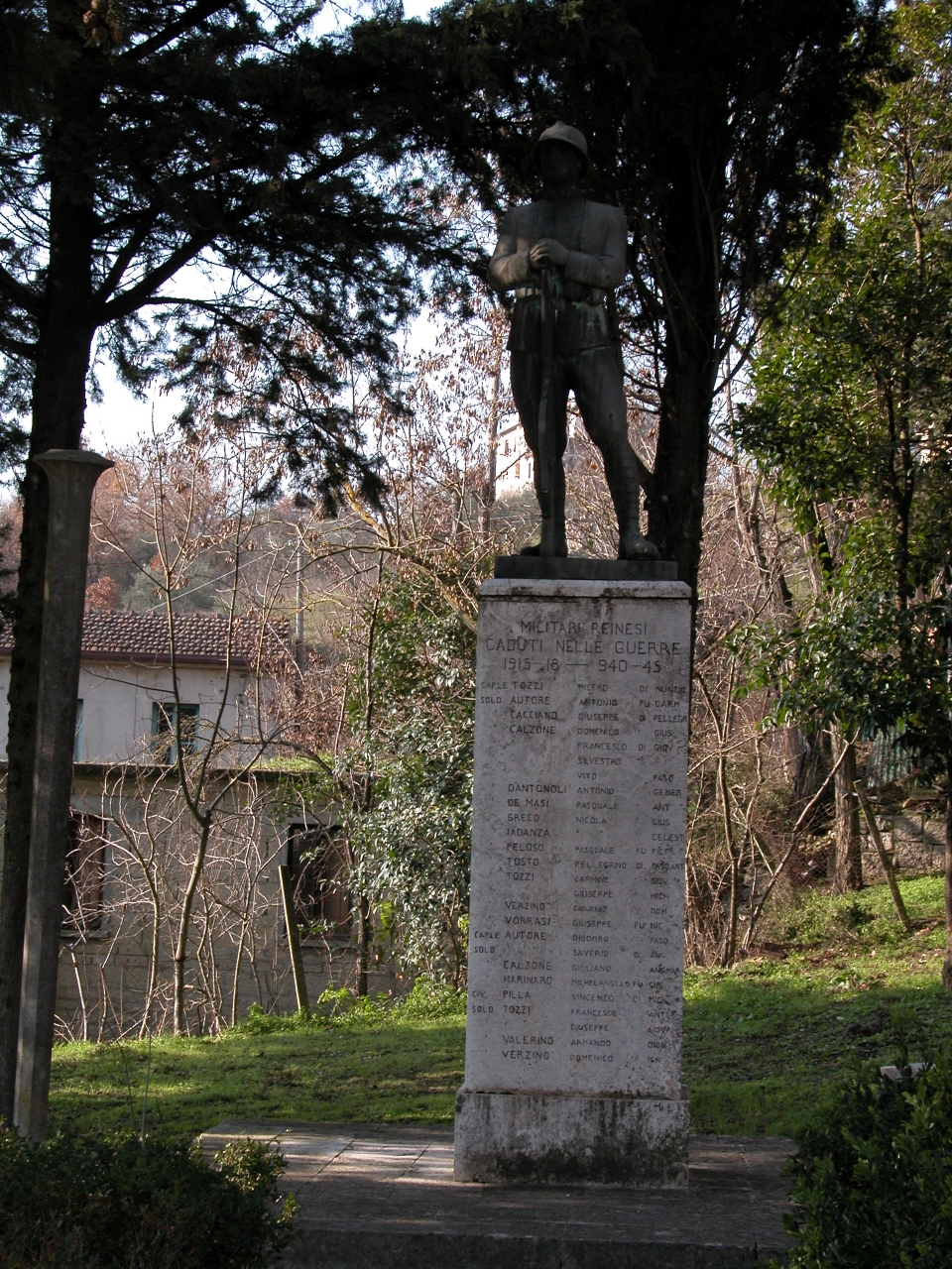 figura di soldato: fante (monumento ai caduti - a stele) di Tamagnini Torquato (sec. XX)