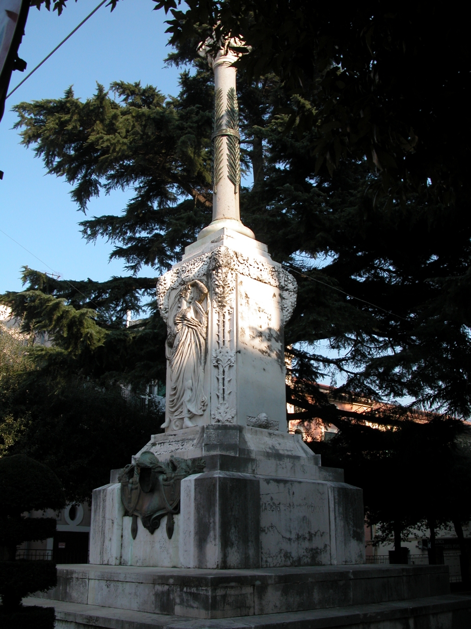 allegoria della Patria (monumento ai caduti - a colonna) di Fonderia Laganà, Cioffi Pasquale (sec. XX)