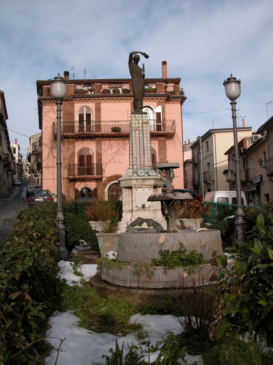 allegoria della Vittoria (monumento ai caduti - ad ara) - bottega Italia centro-meridionale (sec. XX)