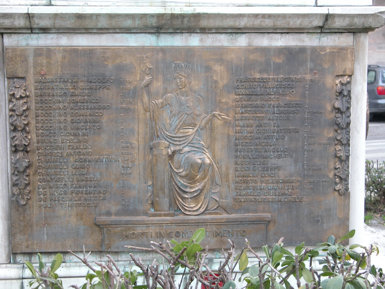 allegoria del sacrificio del soldato per la Patria (monumento ai caduti - ad ara) - bottega Italia centro-meridionale (secondo quarto sec. XX)