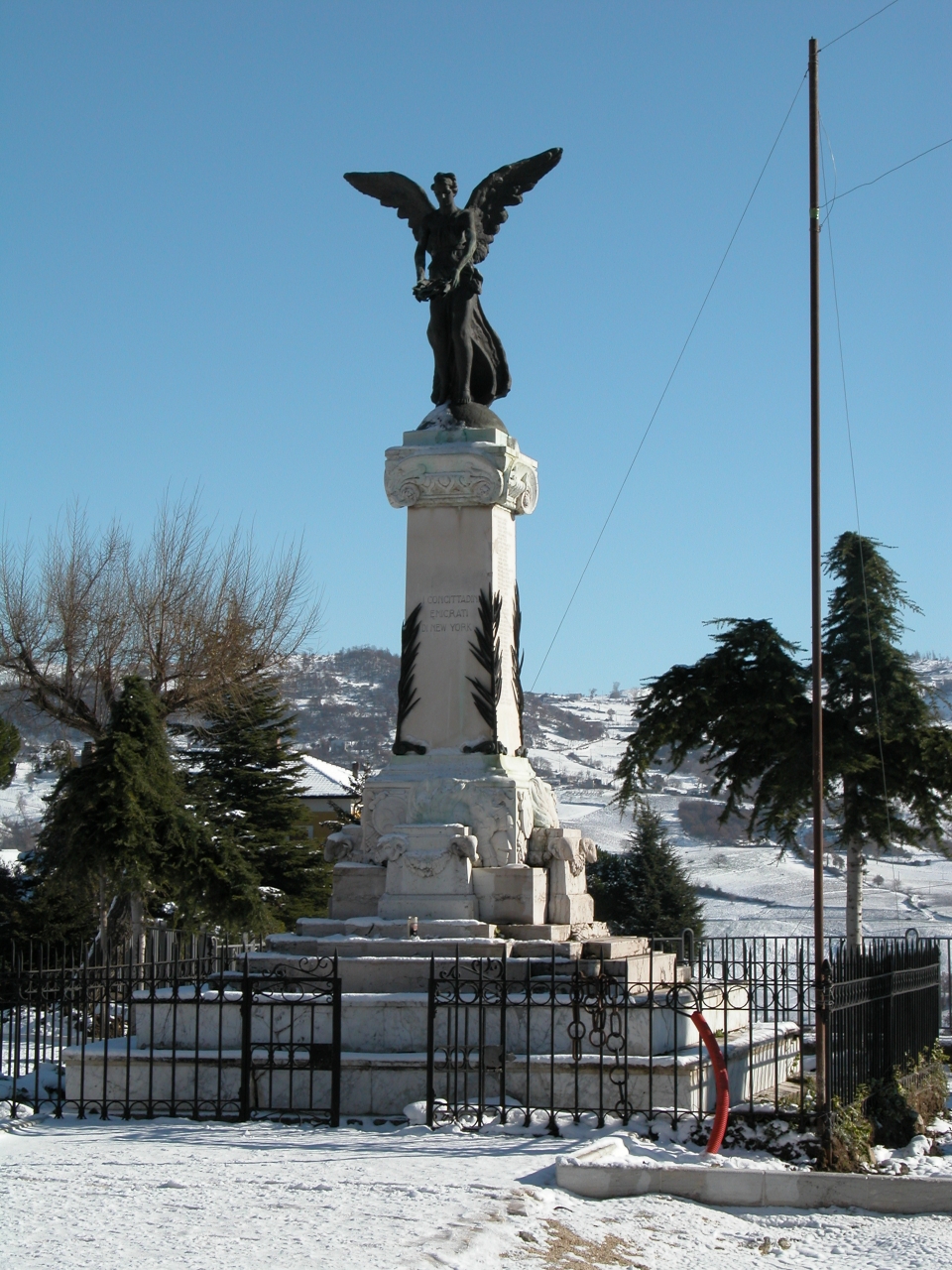 allegoria della Vittoria come donna vestita all'antica (monumento ai caduti - a colonna) - bottega Italia centro-meridionale (secondo quarto sec. XX)