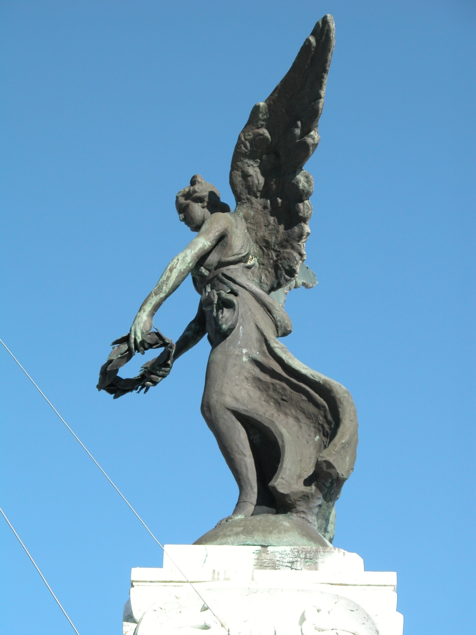 allegoria della Vittoria come donna vestita all'antica (monumento ai caduti - a colonna) - bottega Italia centro-meridionale (secondo quarto sec. XX)