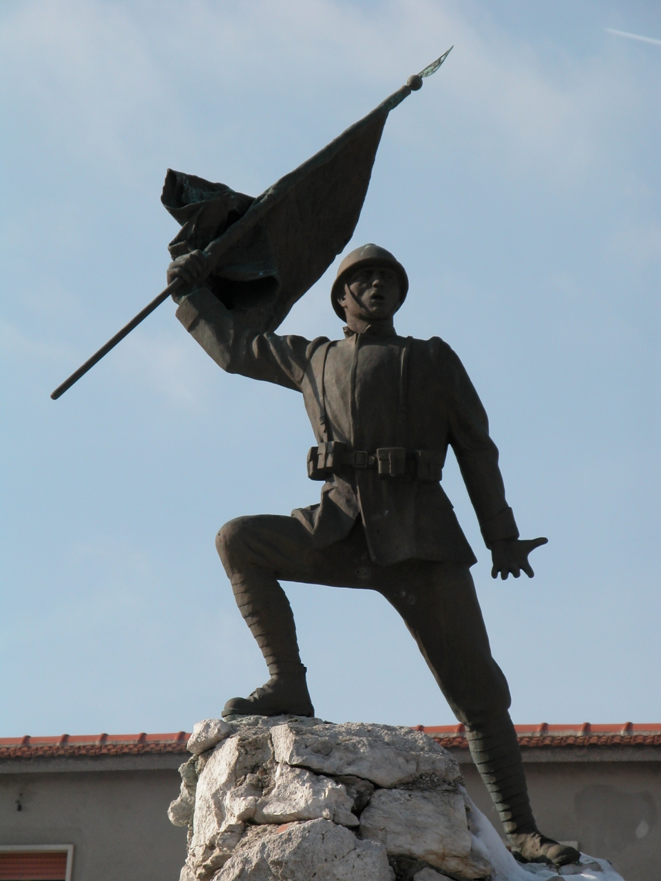 figura di soldato che porta la bandiera (monumento ai caduti - a cippo) di Garufi Amedeo, Tamagnini Torquato (sec. XX)