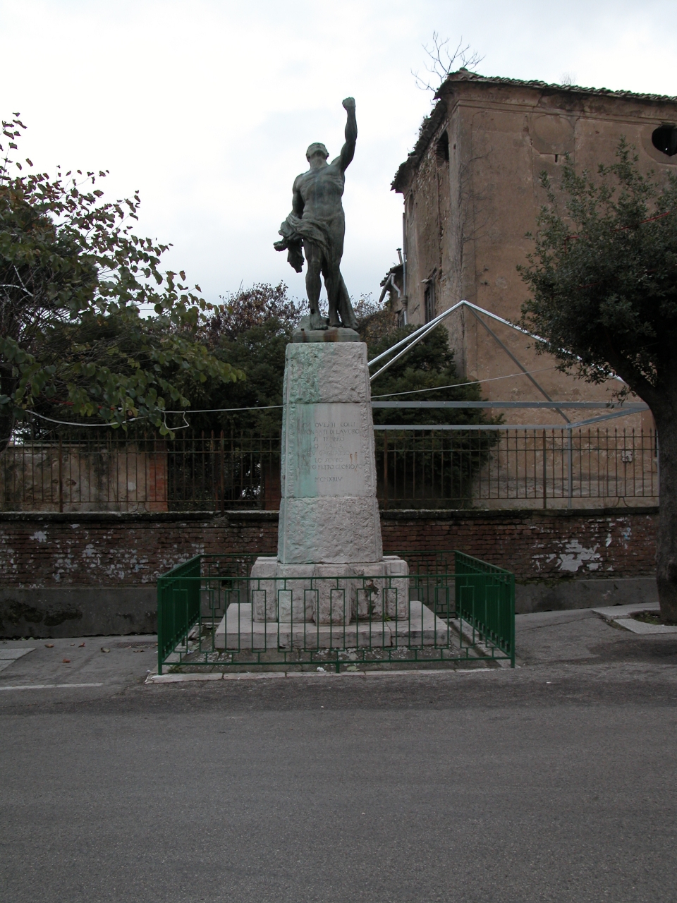 allegoria del soldato come eroe antico (monumento ai caduti - ad obelisco) - bottega Italia centro-meridionale (sec. XX)