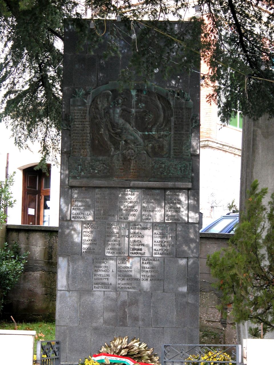 allegoria della Vittoria (monumento ai caduti - a lapide) di Avolio Eugenio (secondo quarto sec. XX)