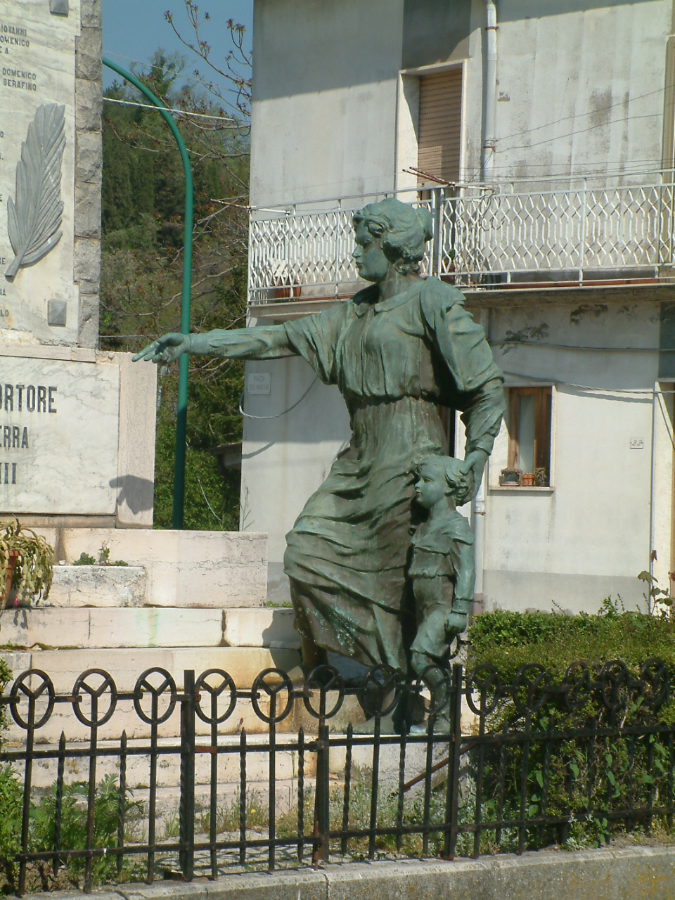 allegoria del soldato che protegge una madre con bambino, figure di soldati in combattimento (monumento ai caduti - a cippo) - bottega Italia centro-meridionale (secondo quarto sec. XX)