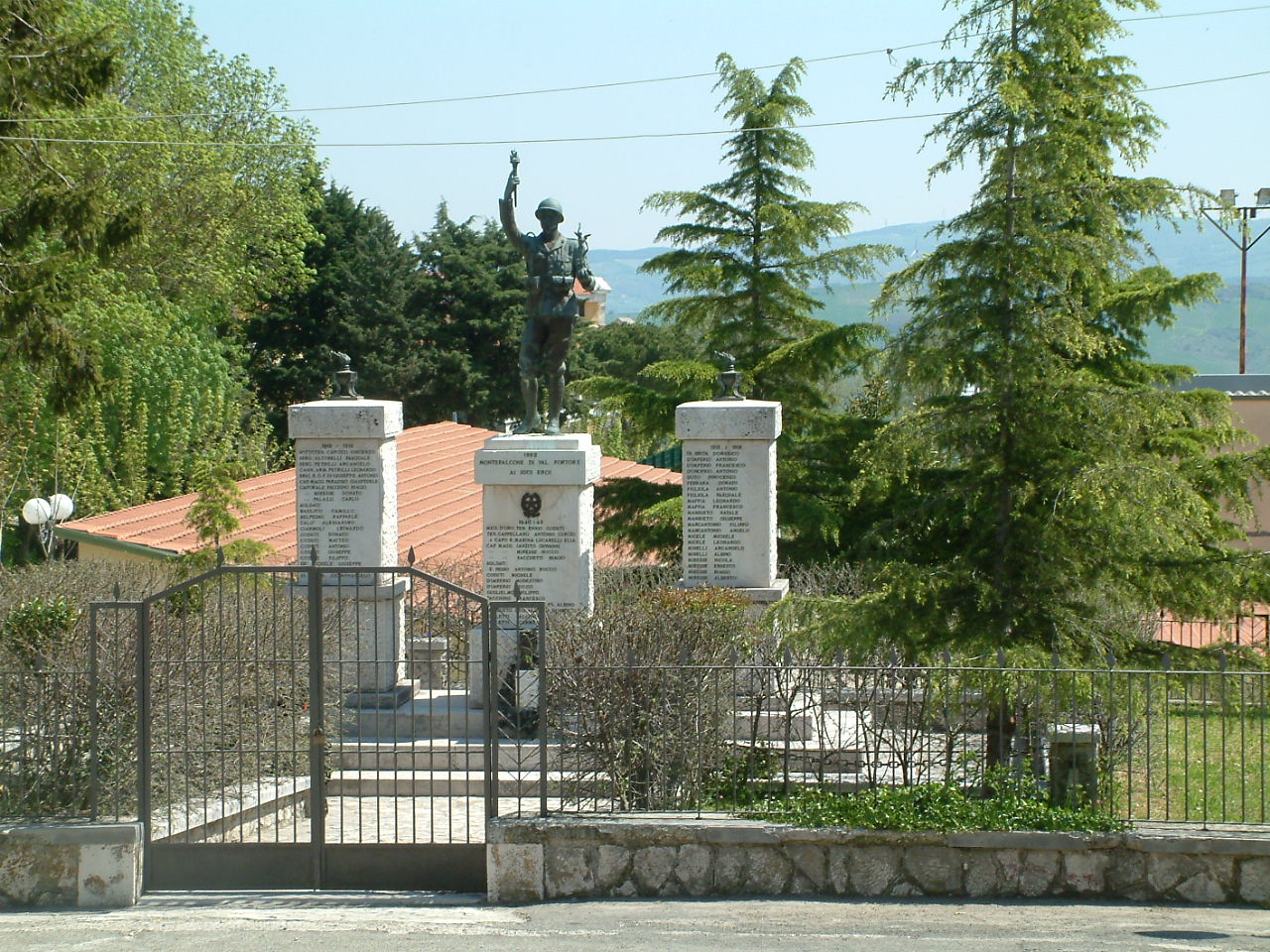 figura di soldato con allegoria della Vittoria (monumento ai caduti) - bottega Italia centro-meridionale (sec. XX)