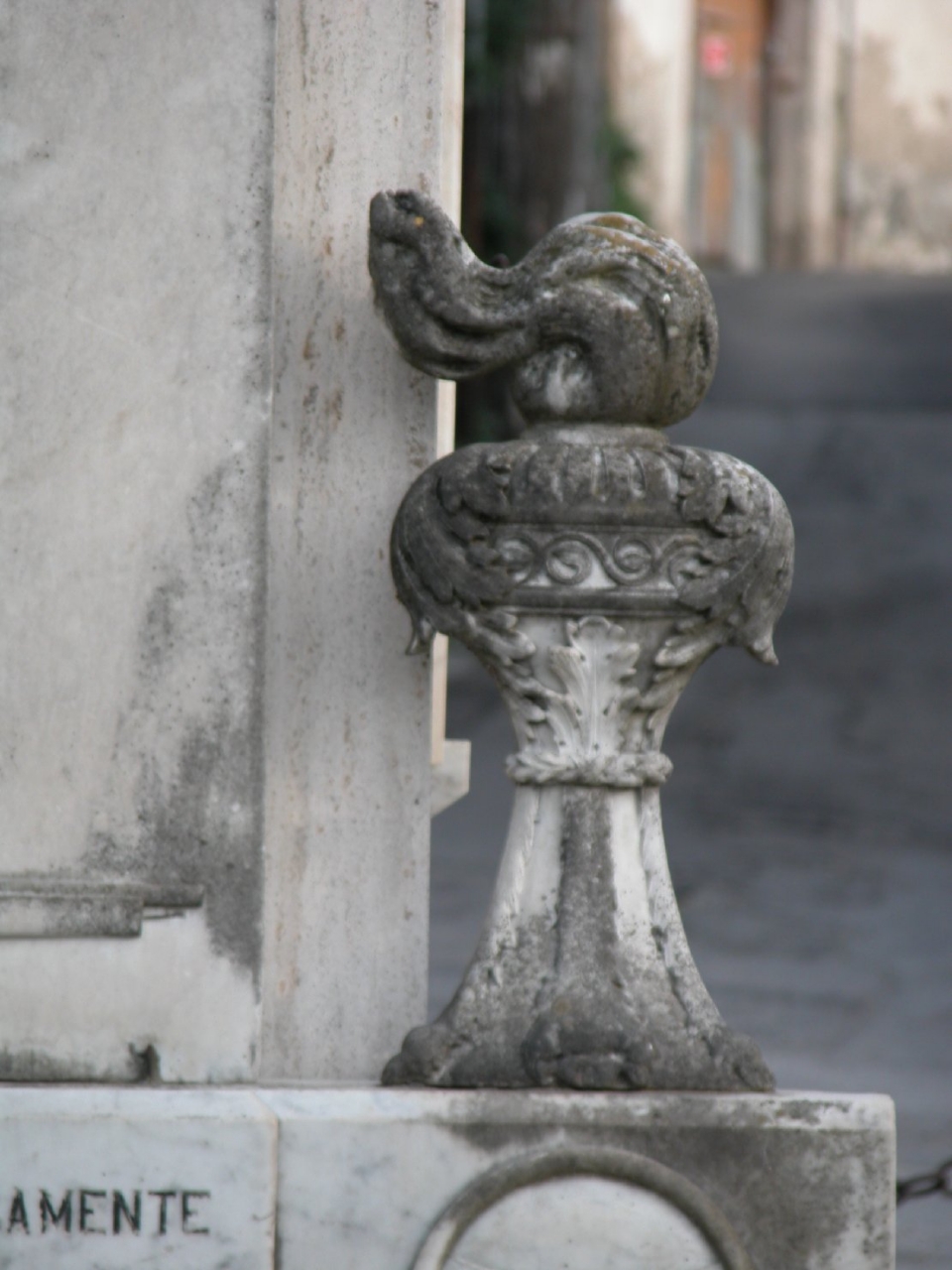 allegoria della Vittoria come donna vestita all'antica (monumento ai caduti - a obelisco) - bottega Italia centro-meridionale (sec. XX)