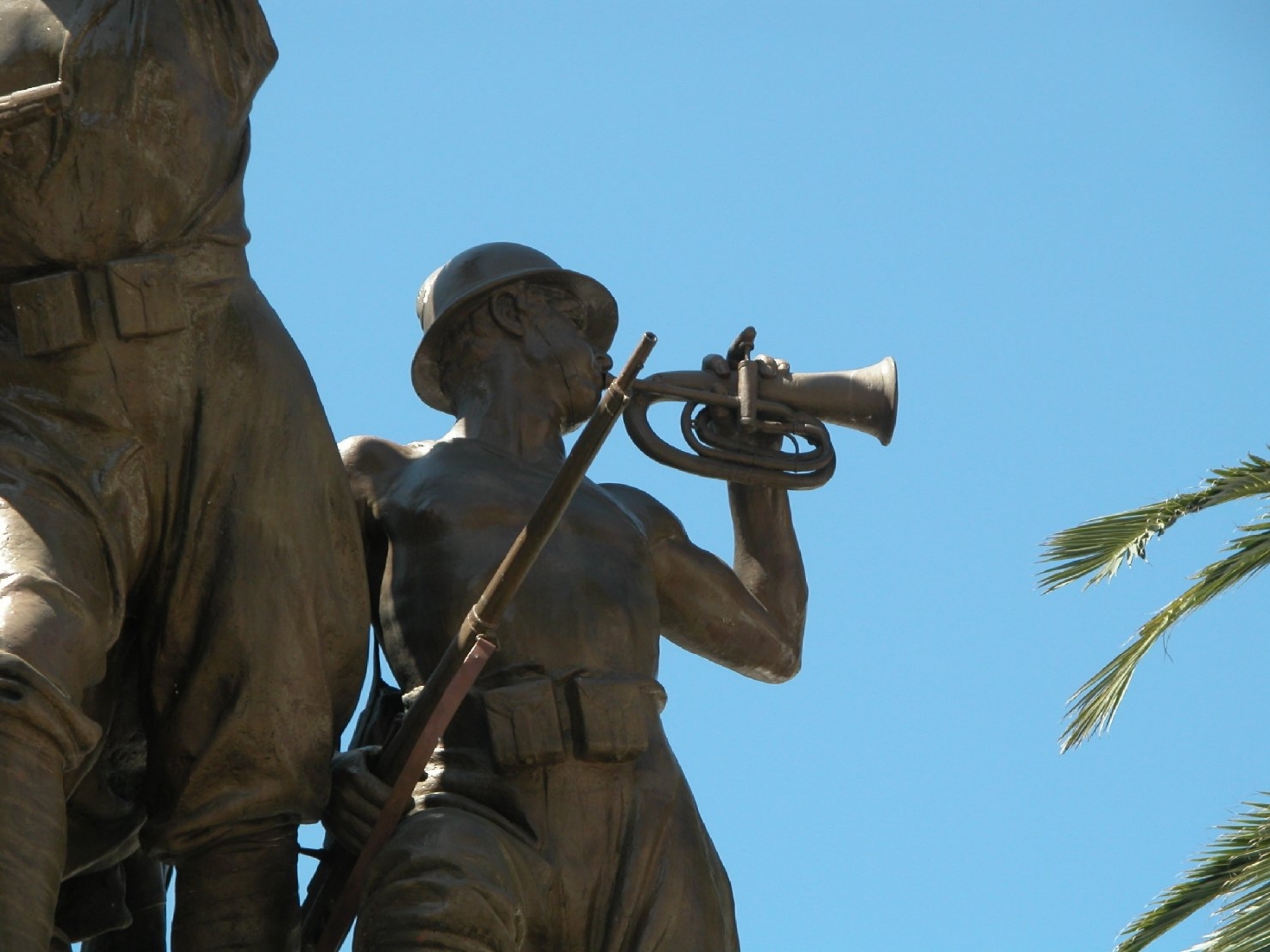 allegoria della Vittoria come donna armata, figure di soldati in combattimento (monumento ai caduti - ad ara) di Jerace Francesco (sec. XX)