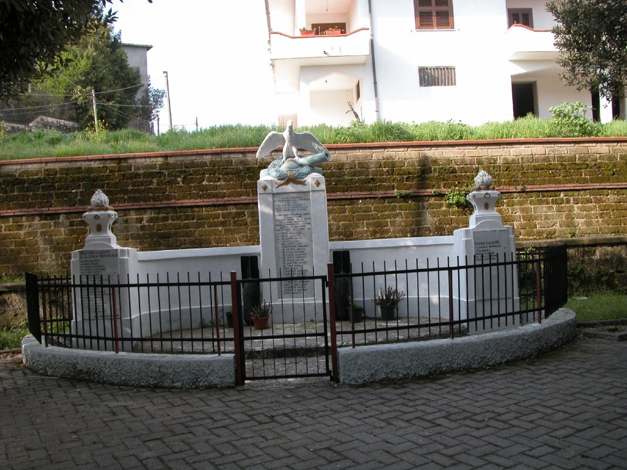 Allegoria della Vittoria come aquila (monumento ai caduti - a esedra) - bottega Italia centro-meridionale (sec. XX, sec. XX)