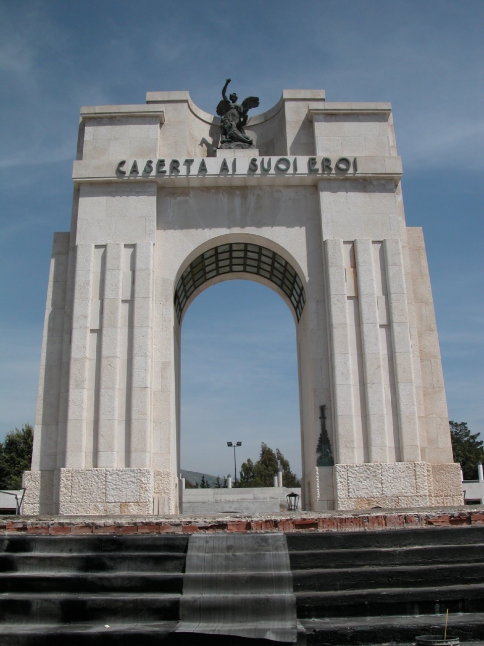 allegoria della Vittoria che premia un soldato (monumento ai caduti - ad arco trionfale) di Tomai Ennio (sec. XX)