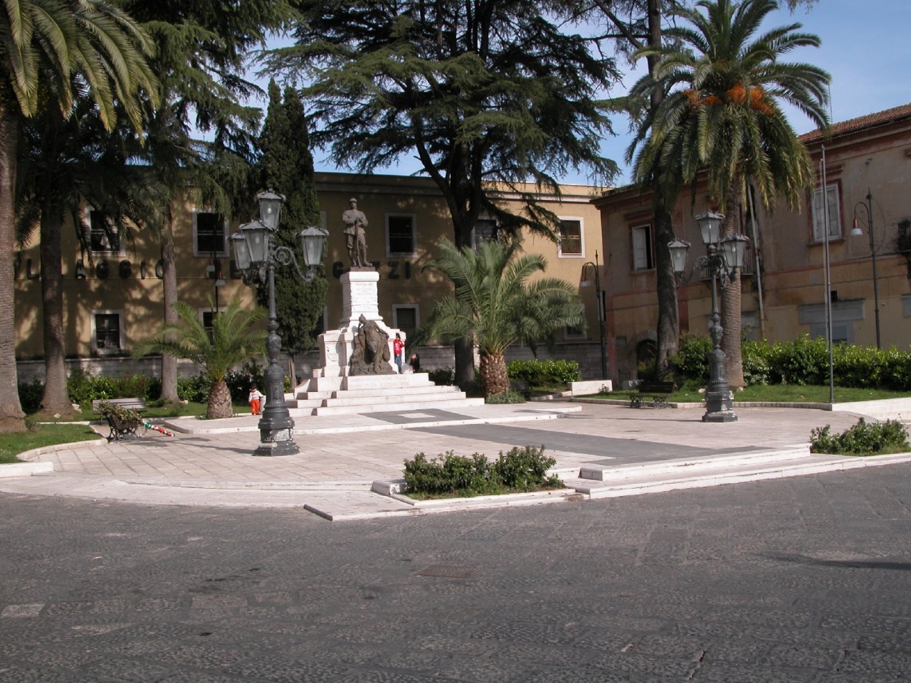 figura di soldato: fante, allegoria della Patria (monumento ai caduti - ad ara) di De Luca Luigi, Sindoni Turillo (sec. XX)