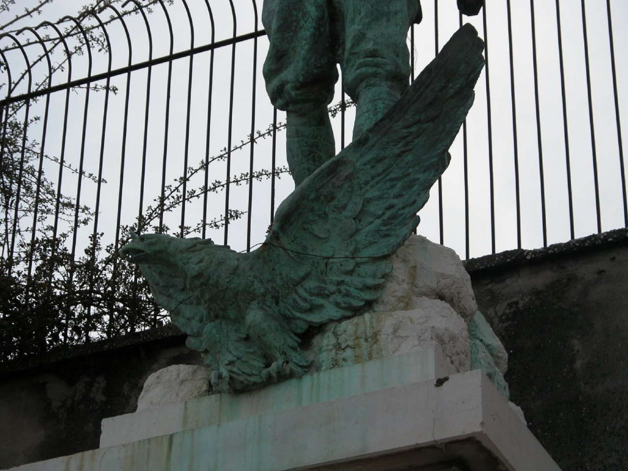 figura di soldato che porta la bandiera, allegoria della Vittoria come aquila (monumento ai caduti - ad ara) di Marino Luigi (sec. XX)