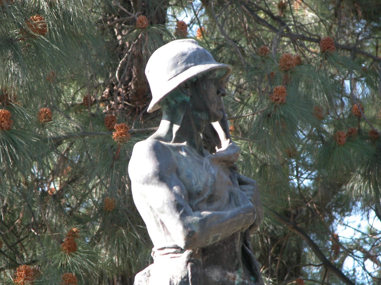 figura di soldato che porta la bandiera (monumento ai caduti) di Aurisicchio Vincenzo (sec. XX)