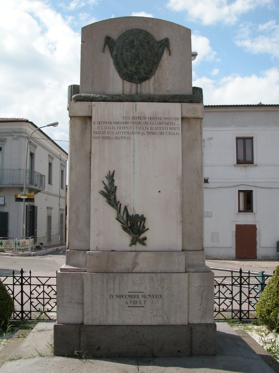 figura di soldato: fante (monumento ai caduti - a stele) di Tamagnini Torquato (maniera) (sec. XX)