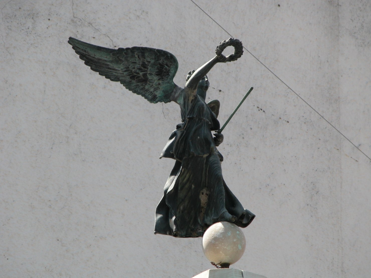 allegoria della Vittoria come donna vestita all'antica (monumento ai caduti - a obelisco) di Fonderia / Marmeria Chiurazzi (sec. XX)