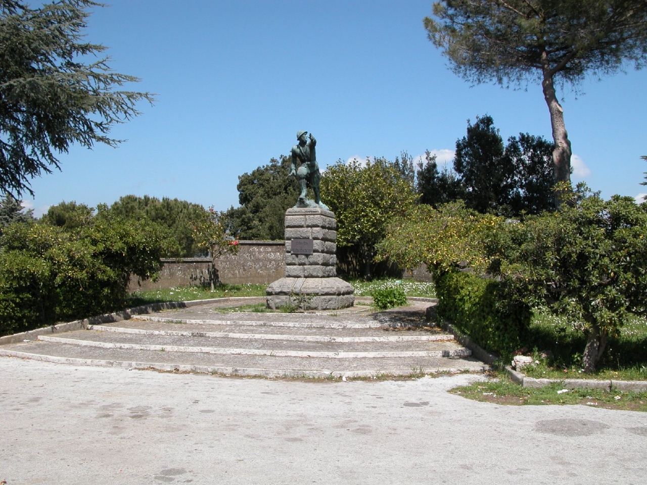 figura di soldato in combattimento (monumento ai caduti - a cippo) di Ciocchetti Giuseppe (sec. XX)