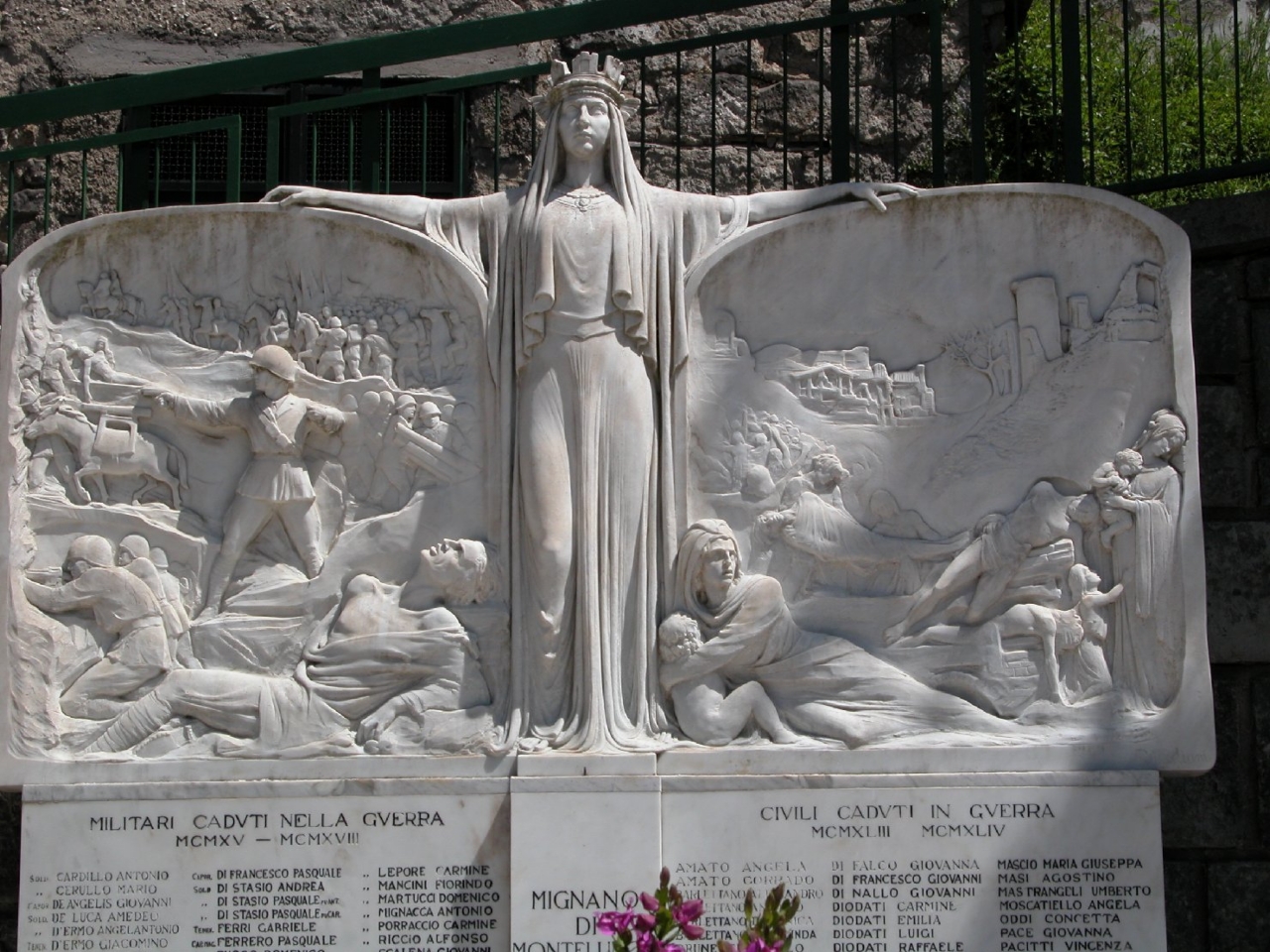 allegoria della Patria, figure di soldati in combattimento, allegoria del soldato che protegge una madre col bambino (monumento ai caduti - a lapide) di Frediani R (sec. XX)