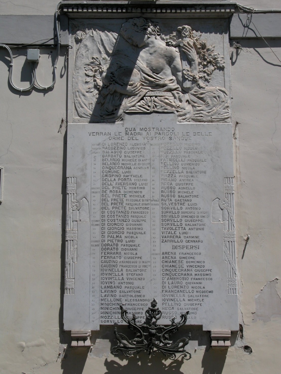 allegoria della Vittoria come donna vestita all'antica (monumento ai caduti - a lapide) di Ditta Castellani A (sec. XX)