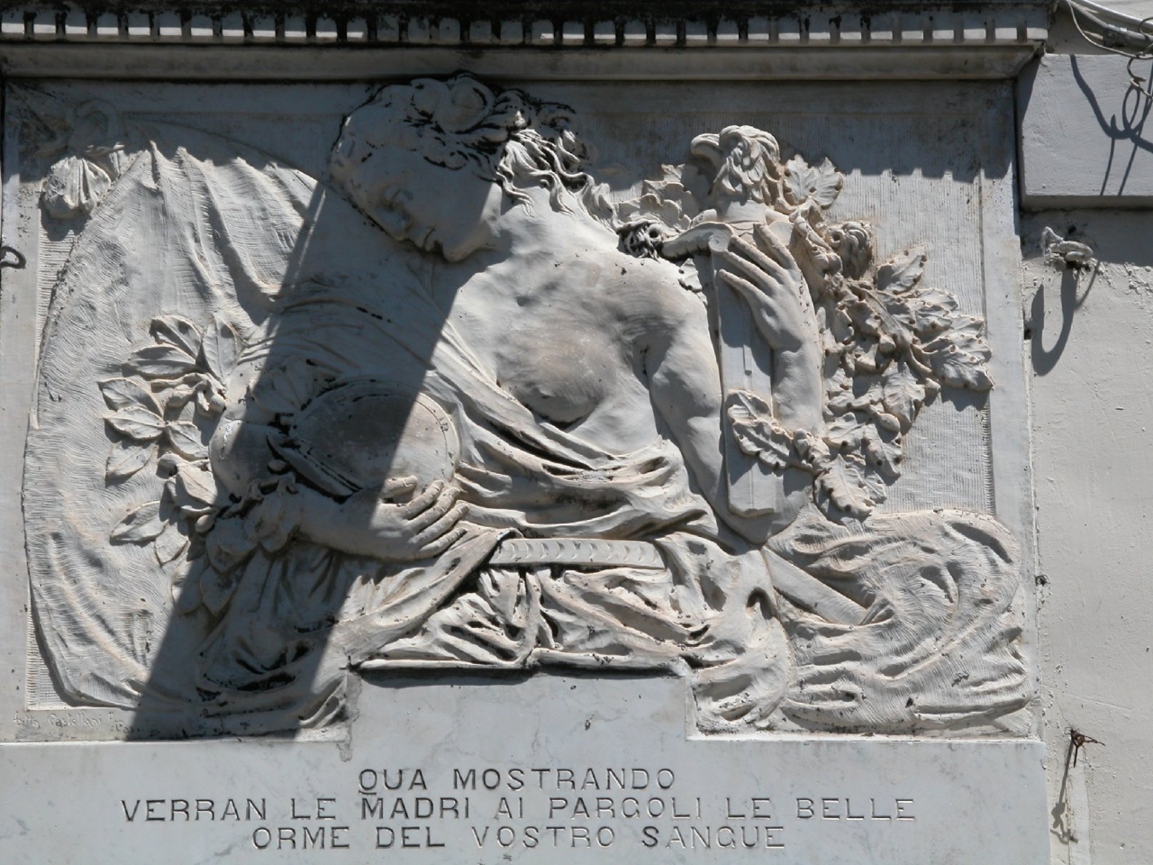 allegoria della Vittoria come donna vestita all'antica (monumento ai caduti - a lapide) di Ditta Castellani A (sec. XX)