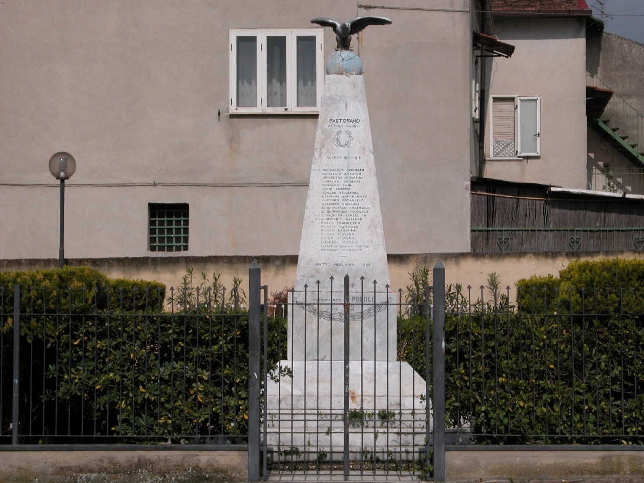 allegoria della Vittoria come aquila (monumento ai caduti - ad obelisco) - bottega Italia centro-meridionale (sec. XX)