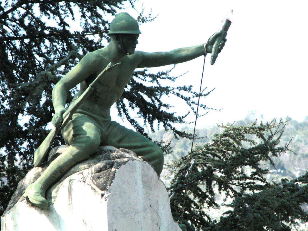 figura di soldato in combattimento (monumento ai caduti - a cippo) di Tomai Ennio (sec. XX)