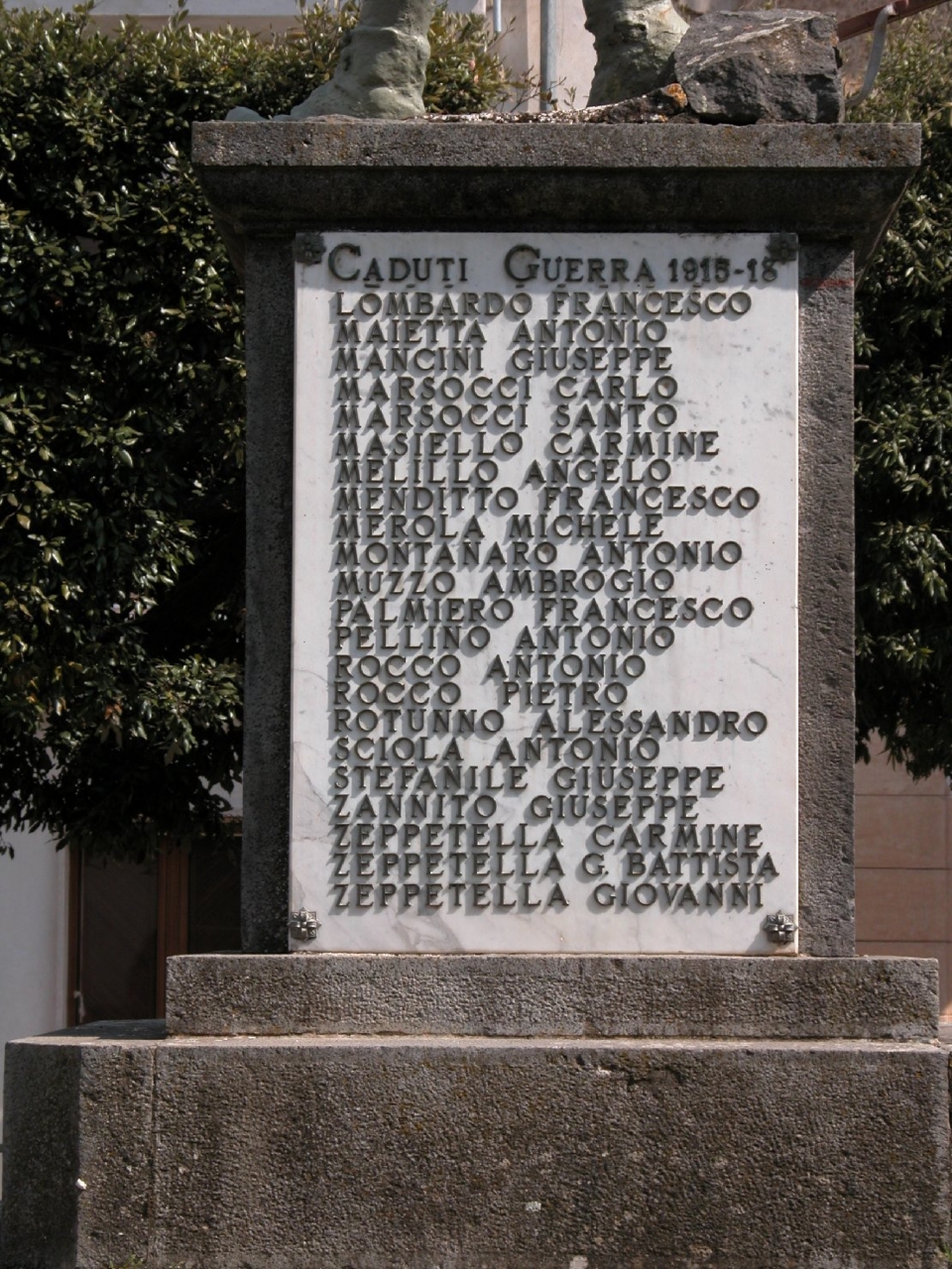 figura di soldato: fante (monumento ai caduti - ad ara) di Marino Luigi (sec. XX)