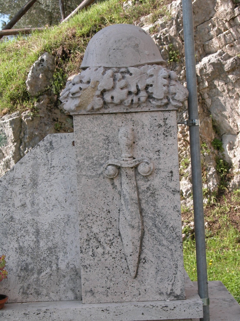 monumento ai caduti - a stele - bottega Italia centro-meridionale (sec. XX)