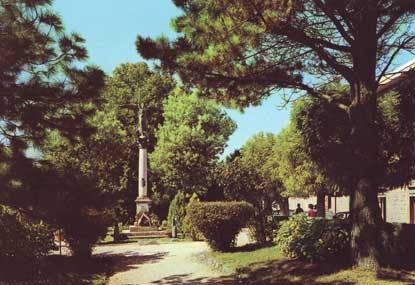 allegoria della Vittoria (monumento ai caduti - a colonna) di Meconio Vincenzo, De Rose Luigi (sec. XX)