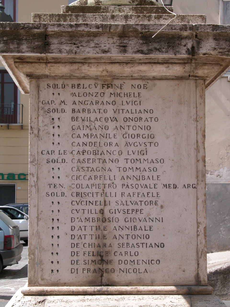allegoria della Vittoria come donna vestita all'antica (monumento ai caduti - a colonna) di Fonderia / Marmeria Chiurazzi (sec. XX)