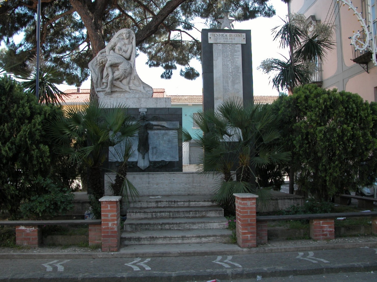 allegoria della morte del soldato, allegoria della Vittoria come donna vestita all'antica (monumento ai caduti - a stele) di Panarella Luigi (sec. XX)