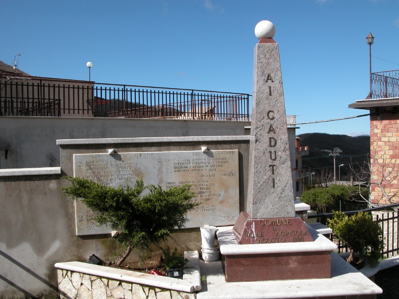 monumento ai caduti - ad obelisco - bottega Italia centro-meridionale (sec. XX)