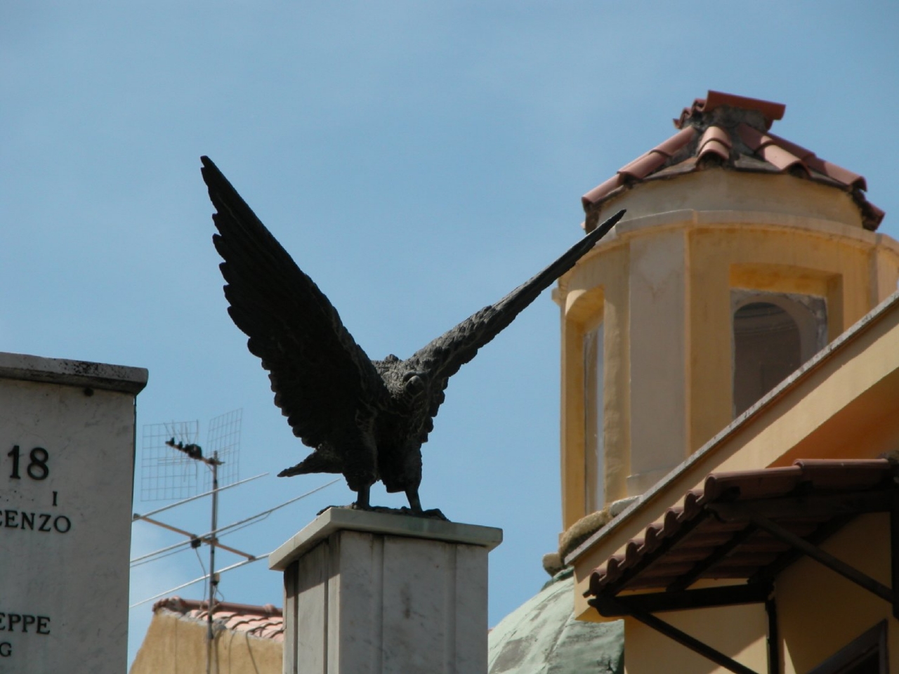 allegoria della Vittoria come aquila (monumento ai caduti - a stele) - bottega Italia centro-meridionale (sec. XX)