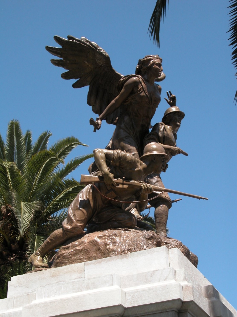 allegoria della Vittoria come donna armata, figure di soldati in combattimento (monumento ai caduti - ad ara) di Jerace Francesco (sec. XX)
