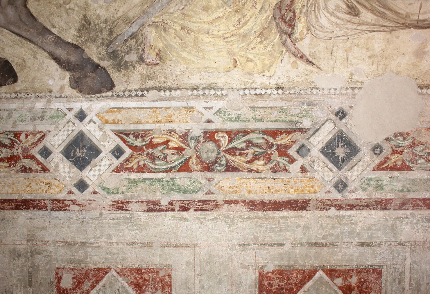 decorazioni ornamentali con girali fitomorfi e motivi geometrici (decorazione pittorica, elemento d'insieme) - ambito Italia settentrionale (sec. XIV)