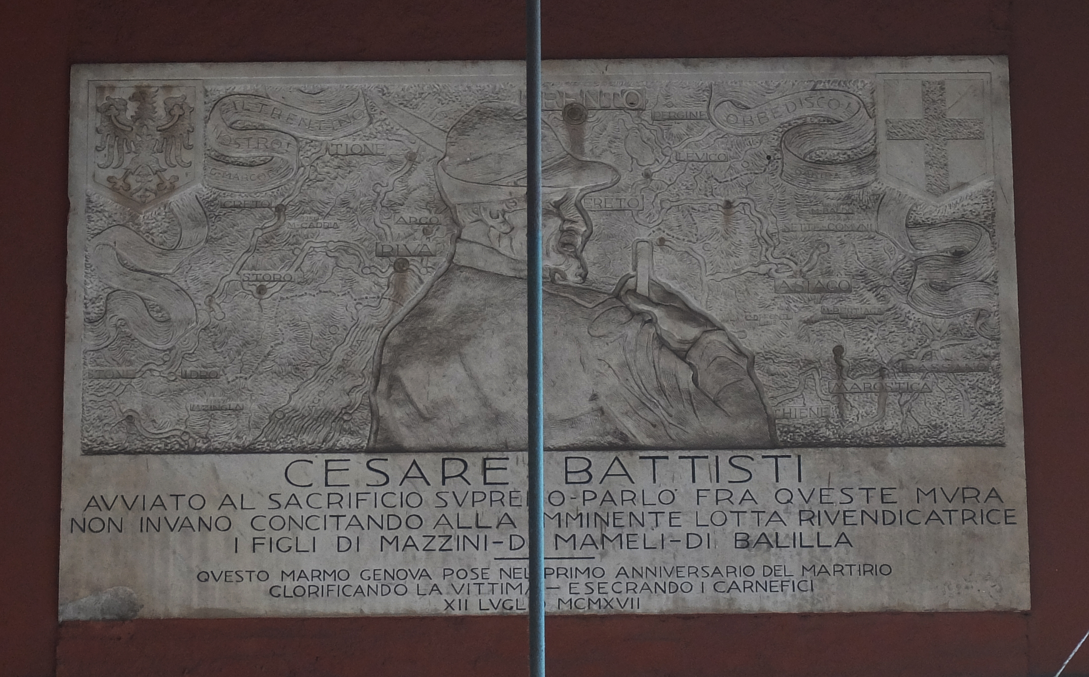 Lapide dedicata a Cesare Battisti, Figura di soldato: alpino (lapide commemorativa ai caduti) di De Albertis, Edoardo (primo quarto XX)