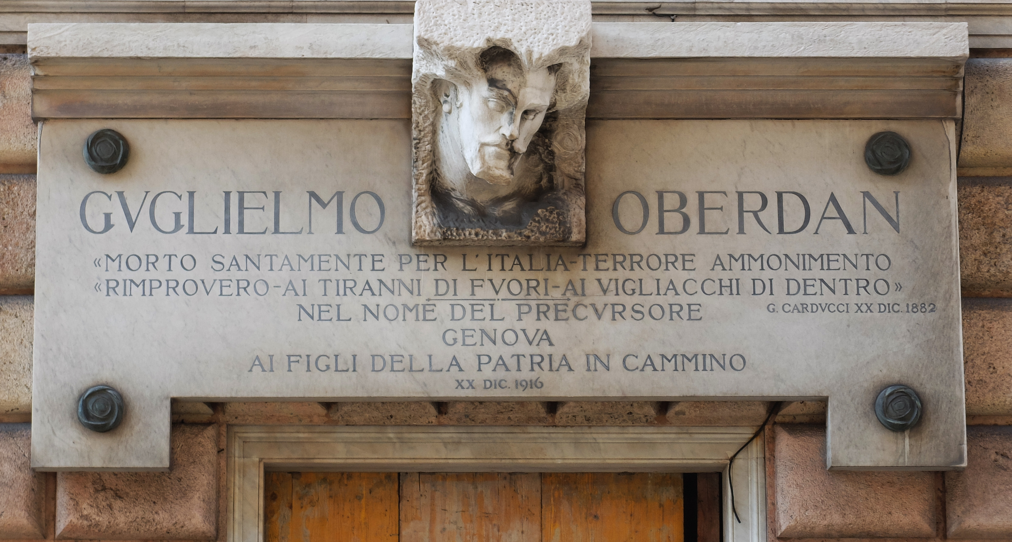 Targa dedicata a Guglielmo Oberdan, morte del soldato (monumento ai caduti - ad erma) di De Albertis, Edoardo (primo quarto XX)