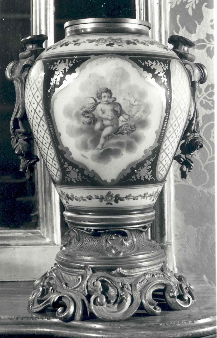 PUTTO ALATO CON COLOMBA (VASO, serie) - produzione piemontese? (seconda metà sec. XIX)