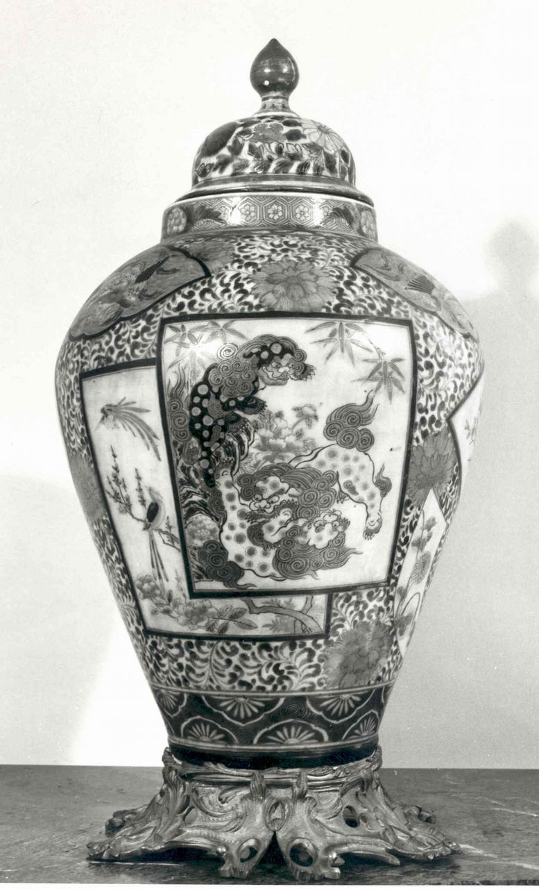 VASO, opera isolata - produzione giapponese (primo quarto sec. XVIII)