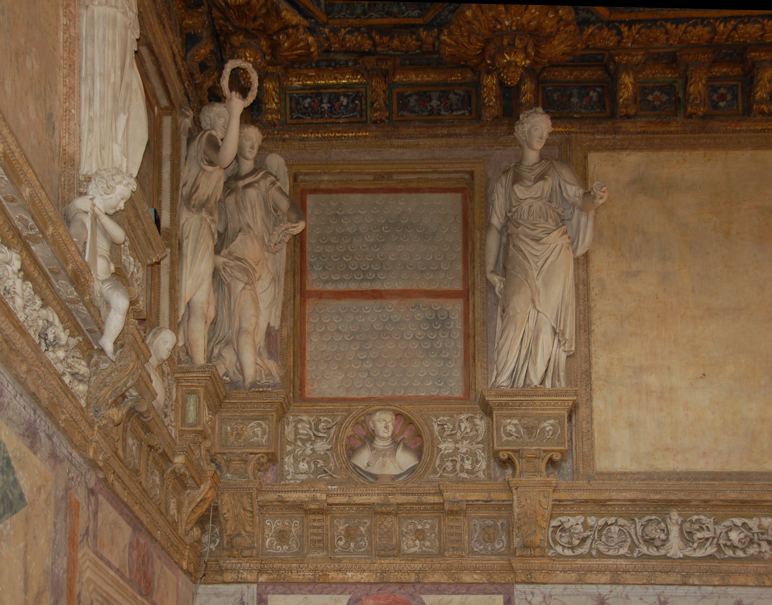 Ritratto di Ludovico II Gonzaga, Vittoria, Geometria (decorazione plastica, elemento d'insieme) di Segala Francesco, Antonio Romano, Morino (ultimo quarto sec. XVI)