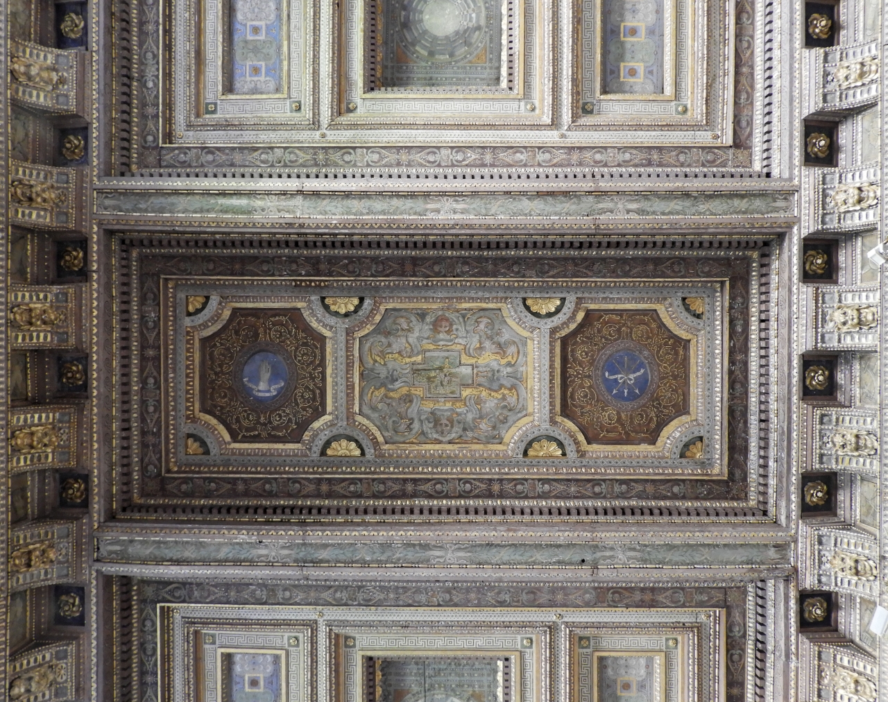 Impresa gentilizia, Motivi decorativi geometrici e vegetali stilizzati (lacunare) di Viani, Antonio Maria (attribuito), Viani, Antonio Maria (e aiuti), Accorsi Pietro Antonio (fine sec. XVI)