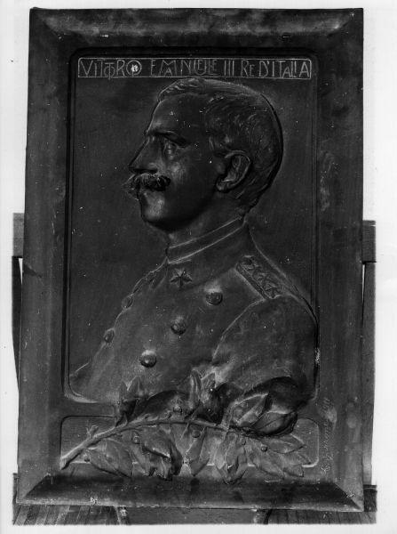 S.M. il Re Vittorio Emanuele III, Ritratto del re Vittorio Emanuele III (scultura) di Garrone E (sec. XX)