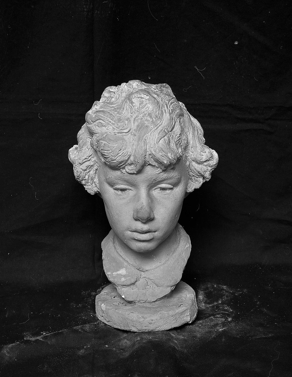 Ritratto di bambino (scultura, opera isolata) di Griselli Italo Orlando (sec. XX)