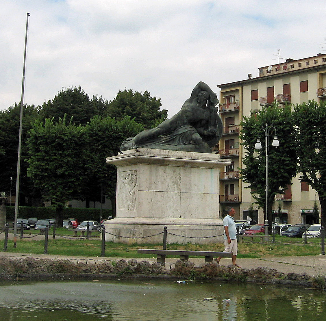 figura di soldato con allegoria della Vittoria (monumento ai caduti - a cippo) di Cernevali Silvio (sec. XX)