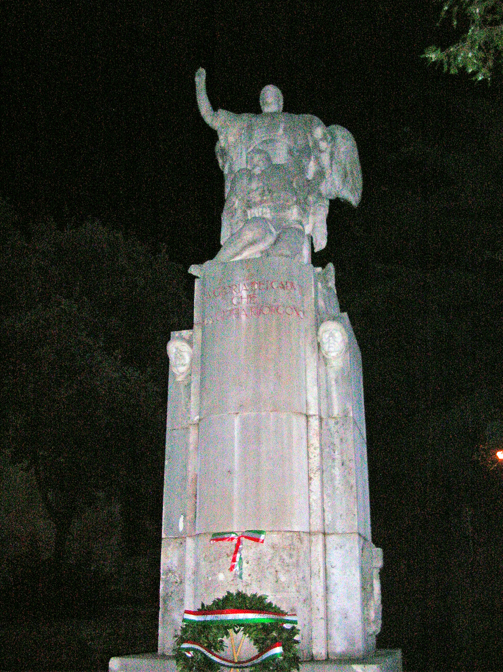 allegoria della Vittoria che sostiene un soldato morente (monumento ai caduti - a cippo) di Papi Federico (sec. XX)
