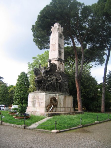Carro del Genio della Vittoria, allegoria della Vittoria (monumento ai caduti - ad obelisco) di Petroni Francesco (sec. XX)
