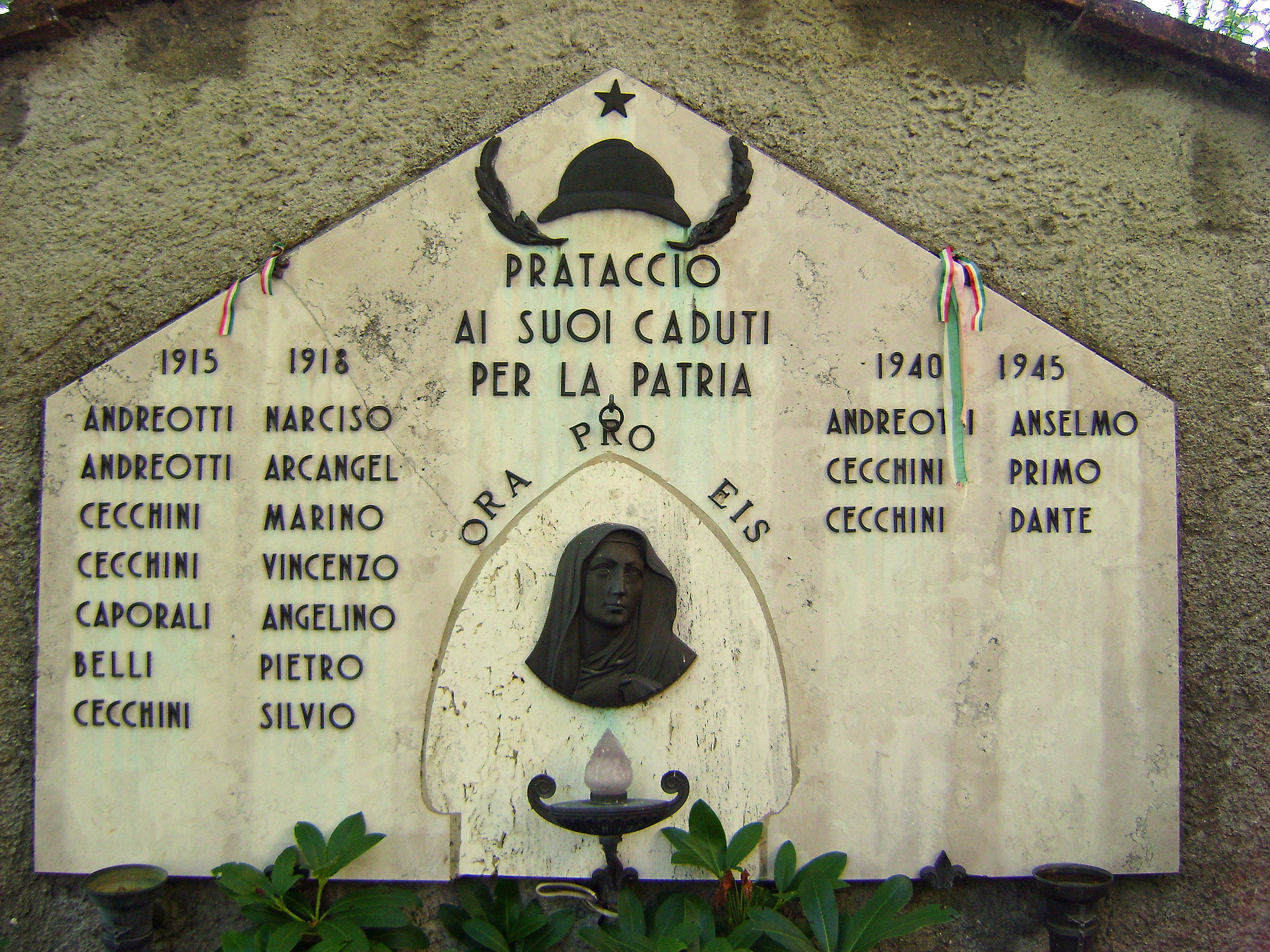 elmetto e stella d'Italia, testa della madonna (lapide commemorativa) - ambito toscano (sec. XX)